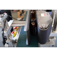 ELF-50 vollautomatische Flaschen Etikettiermaschine - platzsparende Etikettierung von Flaschen, Dosen, Gl&auml;ser und andere zylindrische Verpackungen
